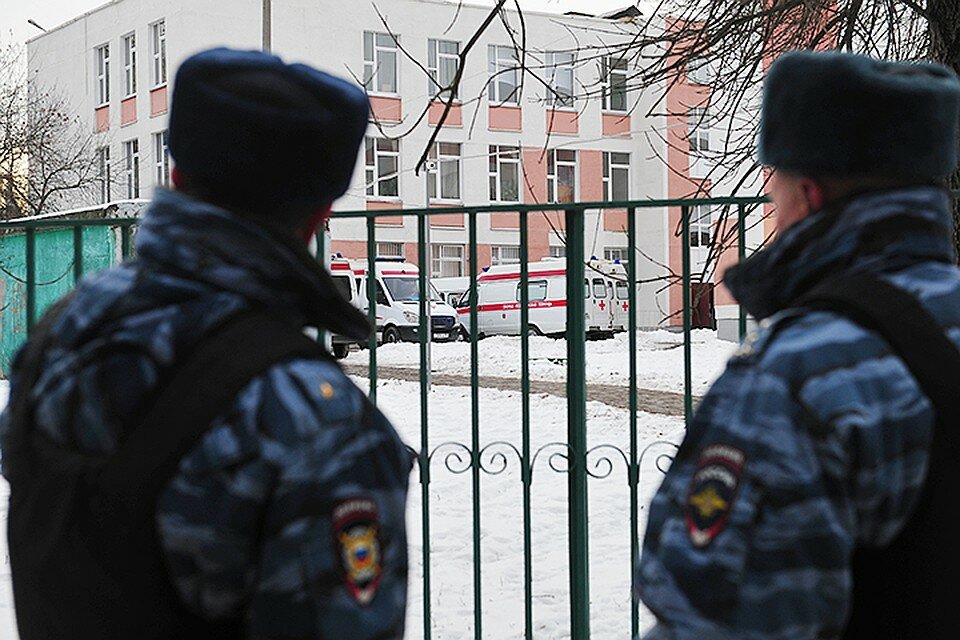 ЧП в школе Москвы: одноклассники рассказали о сложном характере ученика, угрожающего убить себя