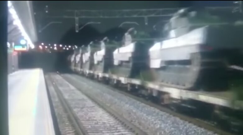 Паника в Каталонии: Мадрид перебрасывает в регион военную технику и силовиков накануне референдума о независимости – кадры