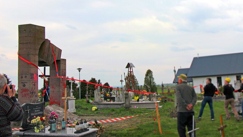 В Польше антибандеровские активисты разобрали на части памятник воинам УПА