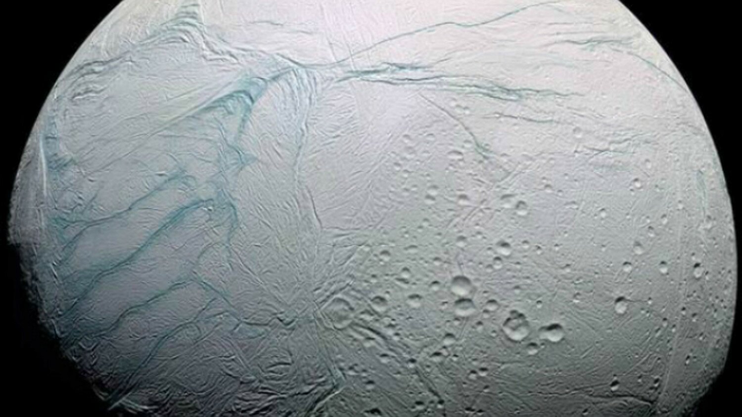 В толще ледников Энцелады нашли признаки земной жизни 
