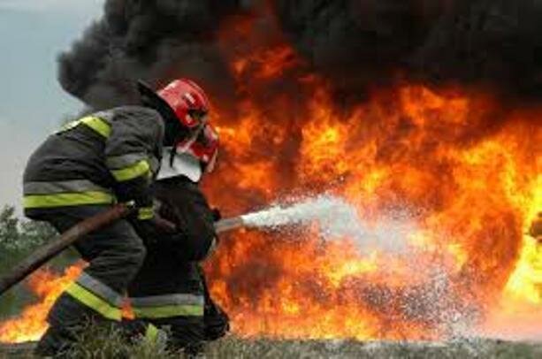 MЧC: пожарные ликвидировали пожар на бывшем заводе "Cepп и молот"