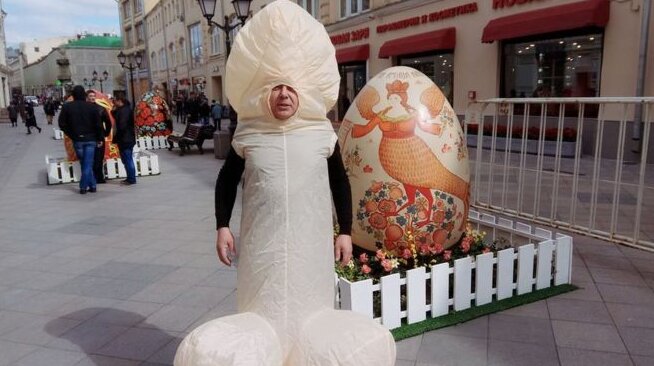 Загримированный под пенис Павел Лобков на Арбате "очернил" пасхальное яйцо – фото разлетелось по Сети 