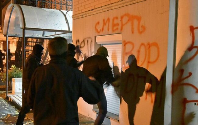 Радикалы С14 после марша УПА громят офис Медведчука в Киеве – кадры 