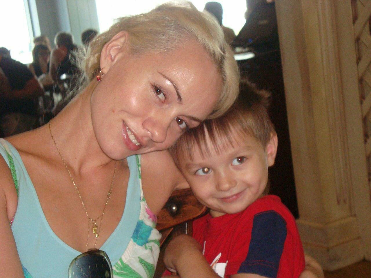 ​В Сети появились уникальные фото с сыном и матерью россиянки Бородиной, скончавшейся в Доминикане. Кадры