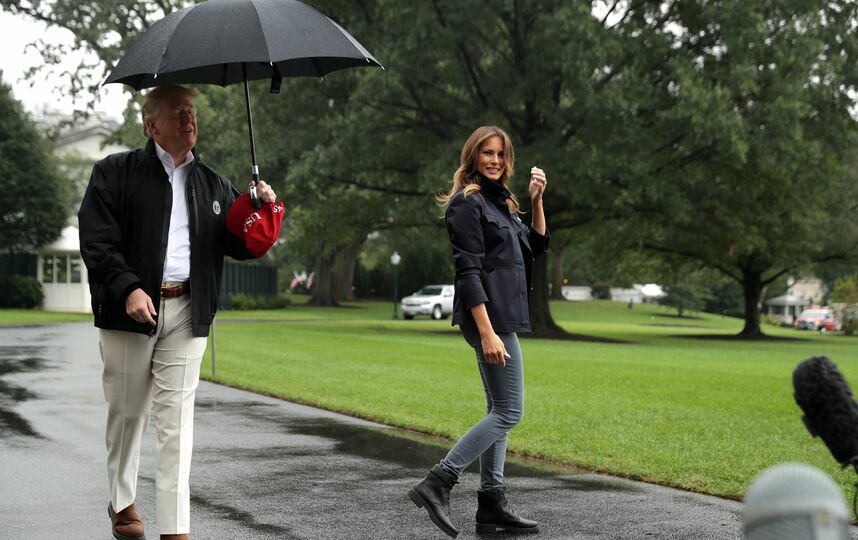 ​В Сети принялись активно обсуждать Трампа, оставившего супругу без зонта в непогоду, - кадры