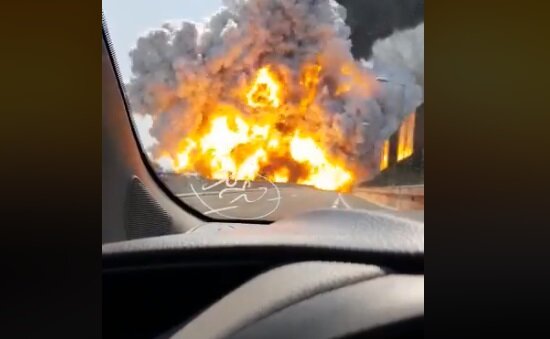 Масштабный взрыв бензовоза возле аэропорта с жертвами попал на видео