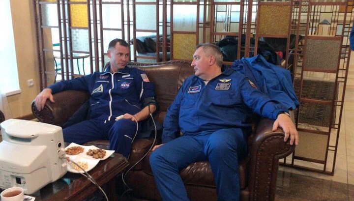 Члены экипажа "Союза" Овчинин и Хейг отдыхают после неудачного пуска ракеты - эксклюзивные кадры