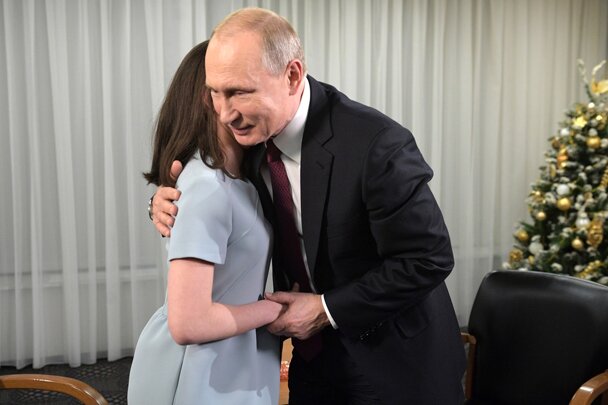 Слепая девочка коснулась лица Путина и сказала: "Вы очень красивый"