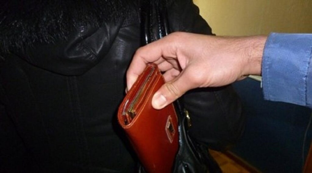 "Седина в бороду - чужие деньги к себе в карман", - в Москве пойман самый старый "щипач" в истории