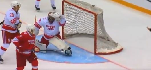 Опубликованы зрелищные кадры хоккейного мастерства Путина: президент сделал хет-трик в Сочи