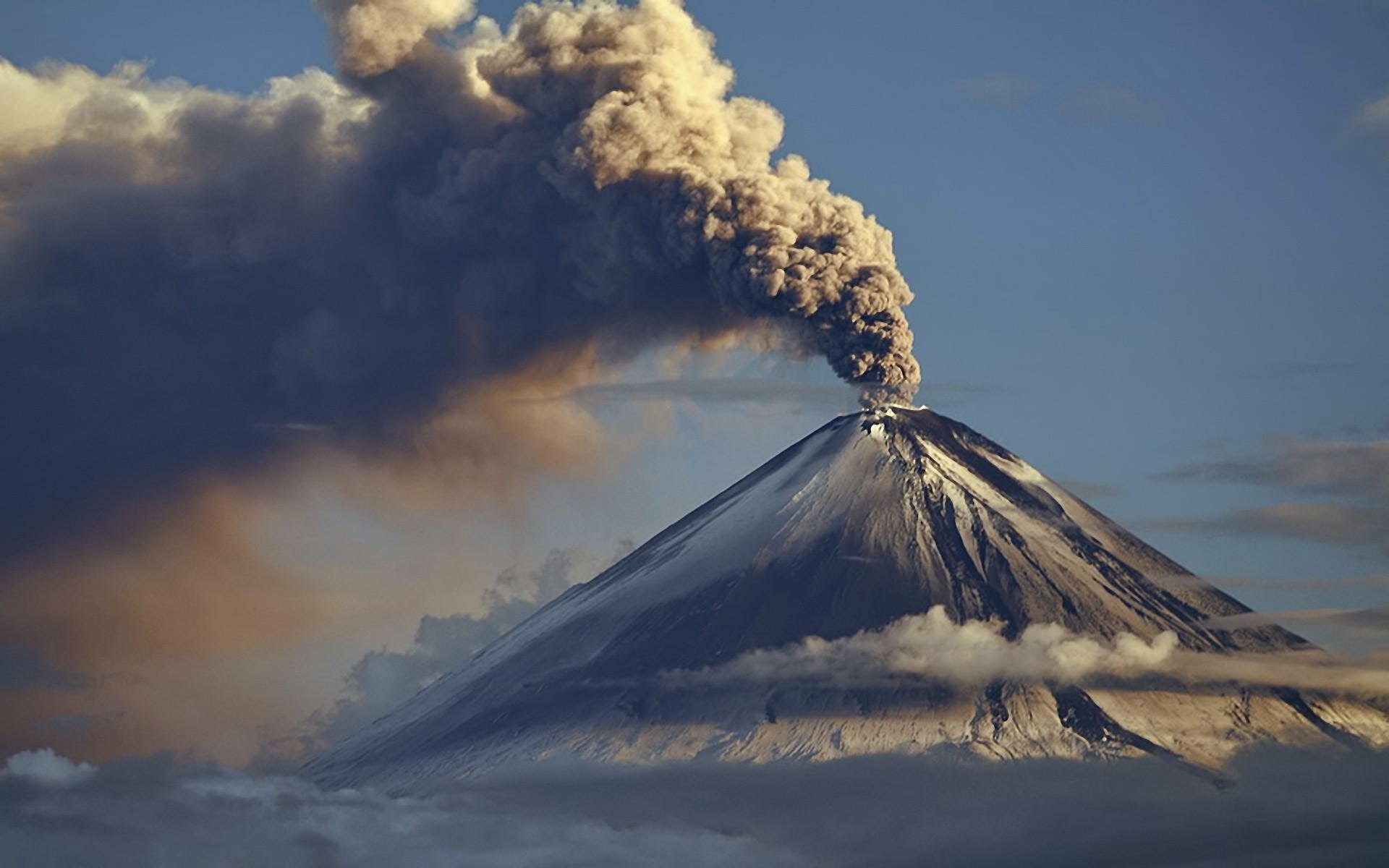 ​Вулкан, “проспавший” 6 лет, начал извергаться и выбрасывать пепел на огромные расстояния в Японии