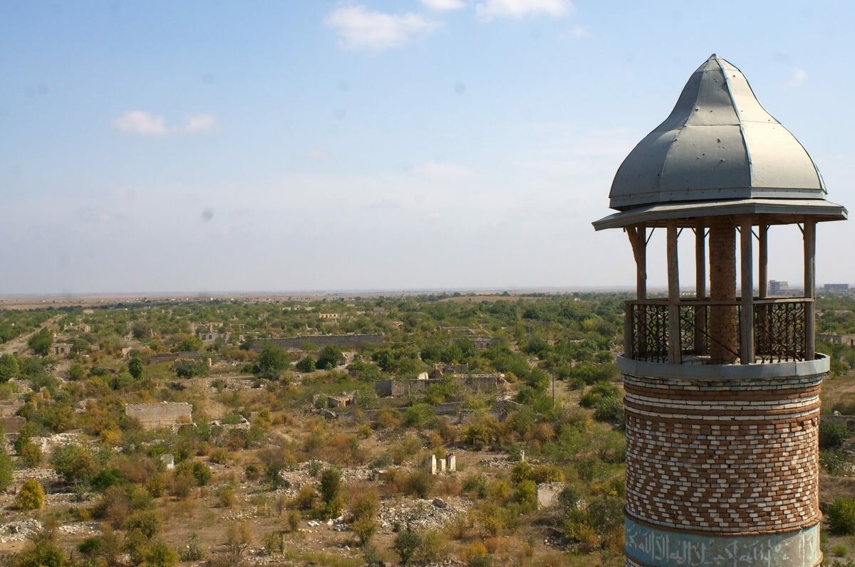 Азербайджанцы показали на видео, что уцелело в Агдамском районе спустя 27 лет
