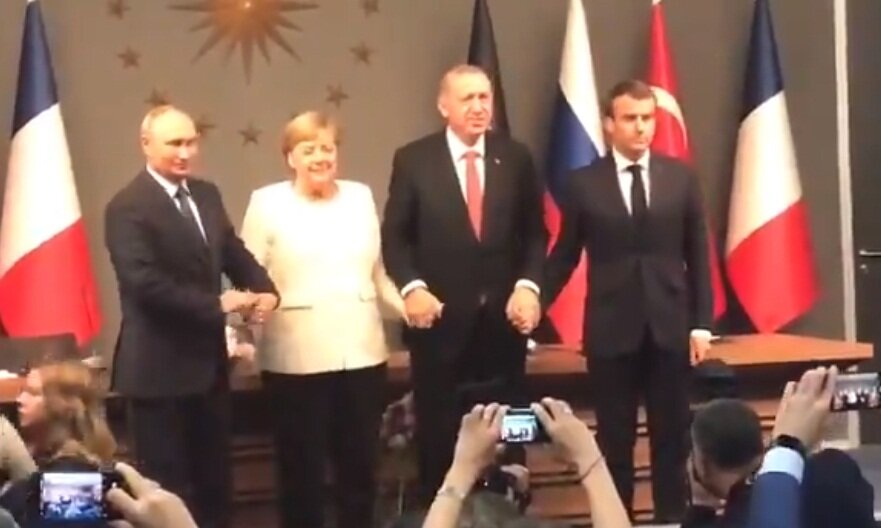 Фотографы умоляли: кадры финального рукопожатия Путина, Эрдогана, Макрона и Меркель в Стамбуле