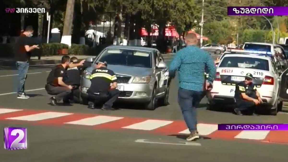 Захвативший банк в Зугдиди снял чеку с гранаты и требует 500 тысяч долларов