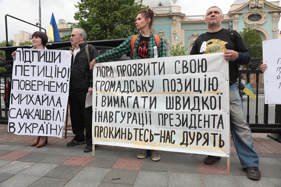 В Киеве вспыхнули митинги в поддержку Зеленского: украинцы возмущены затягиванием инаугурации - кадры