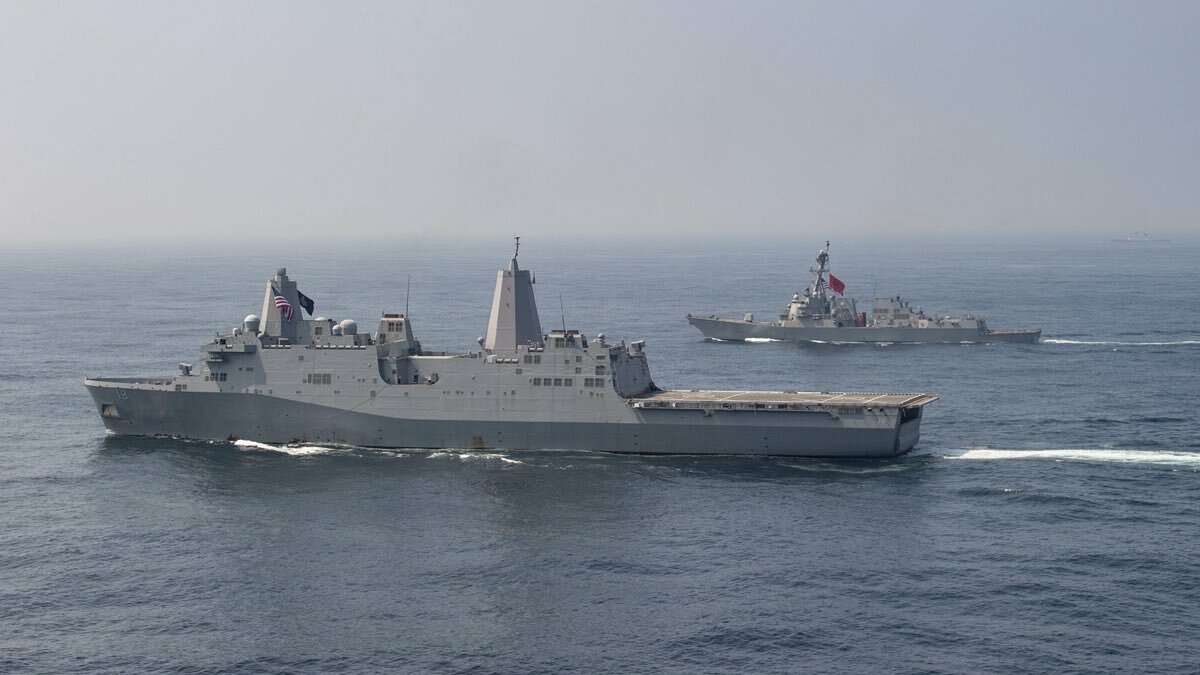 США перебрасывают к Китаю военные корабли на фоне угроз автономии Гонконга