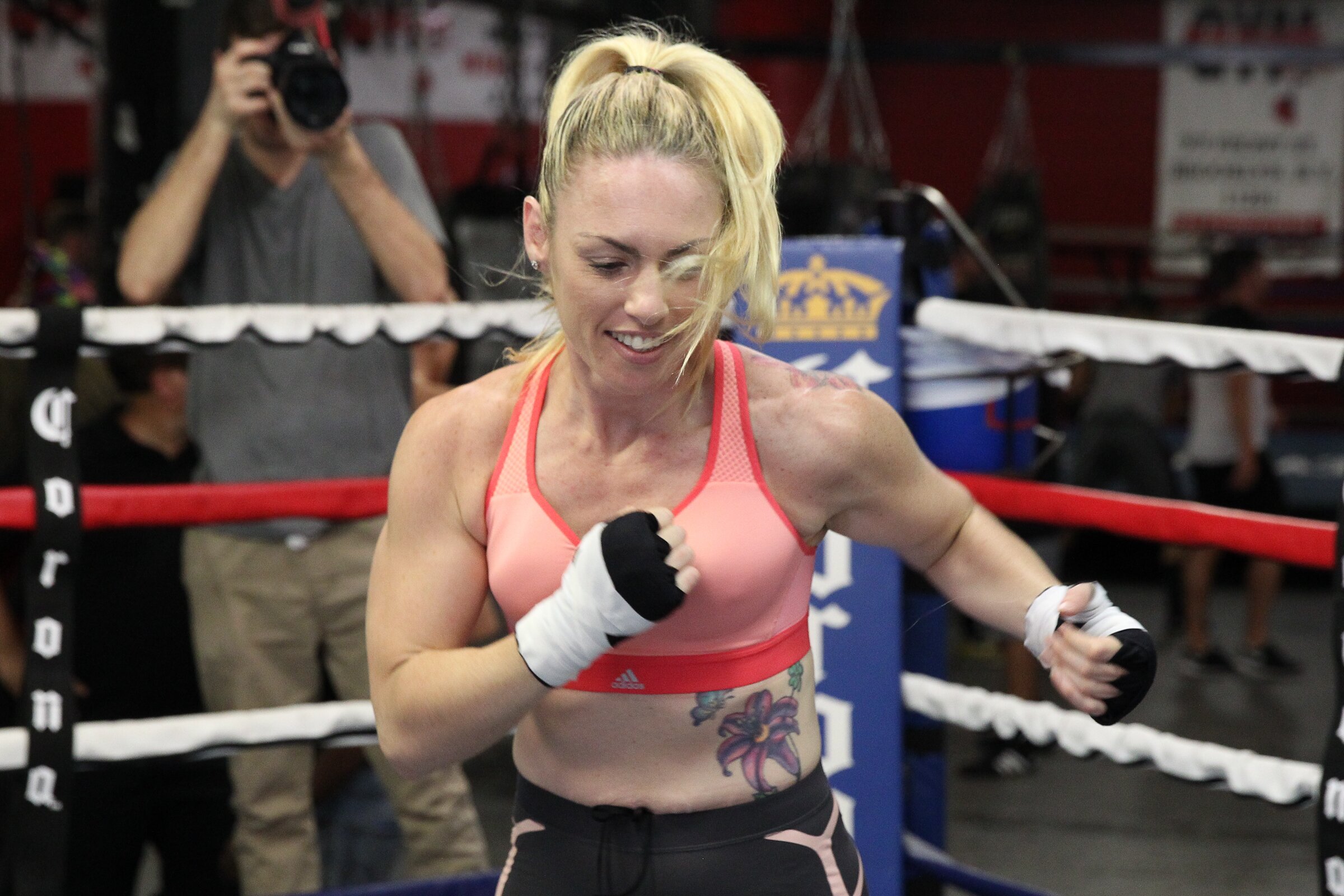 Перелом, разбитое лицо и залитый кровью ринг: звезда женского бокса Хизер Харди стояла в поединке ММА до последнего – кадры