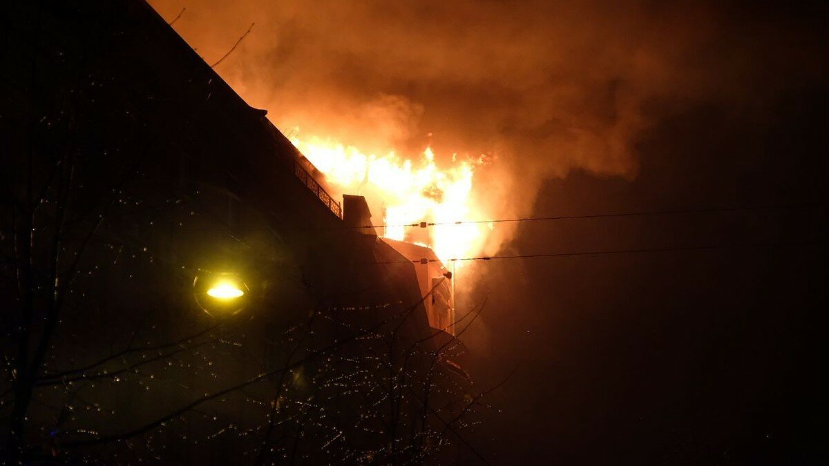 Масштабный пожар "башни" исторического здания Петербурга попал на видео