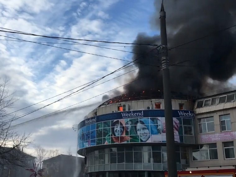 Клубы дыма и крики: в Архангельске горит ТЦ 