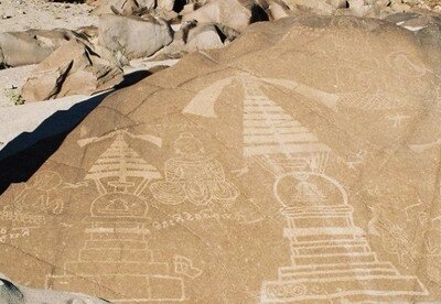 Изображены летающие колесницы: археологи выявили петроглифы древних индов 