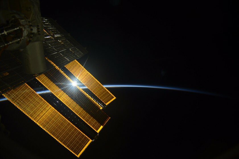 Фотоотчет с МКС: астронавт показал сияющую зарю, осветившую нашу планету, - кадры