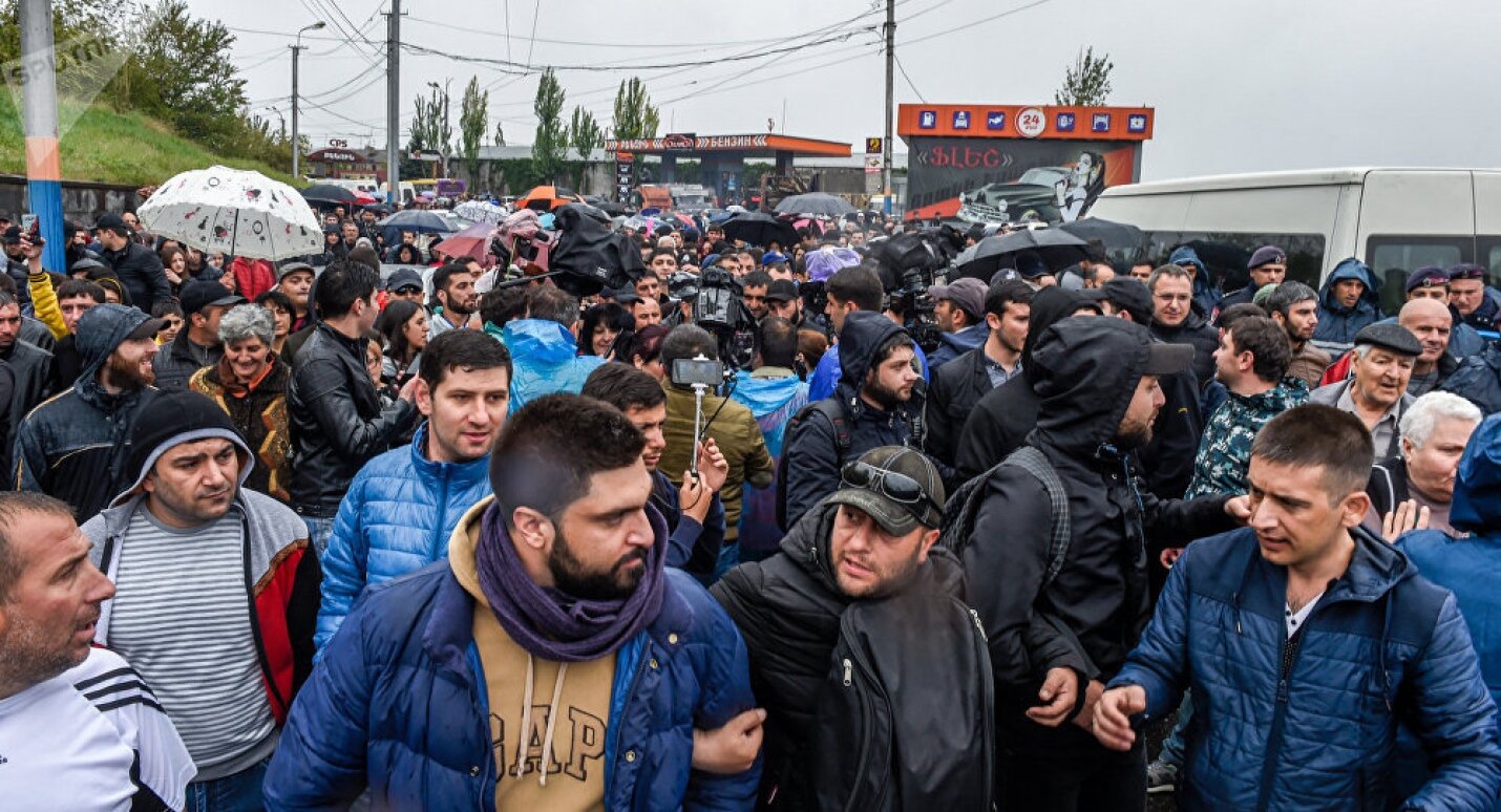 Ушли, чтобы вернуться: в Ереване митинг оппозиции закончился стычками с полицией - кадры 
