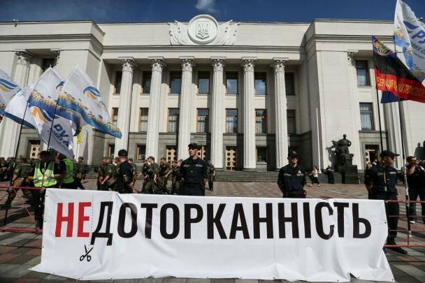 Беспорядки с улиц Киева перешли в стены Верховной Рады - работа Парламента заблокирована