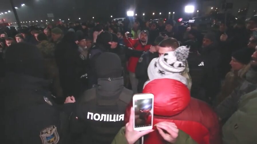 Беспорядки и столкновения с полицией: в Киеве посольство РФ окружили протестующие и забросали дымовыми шашками