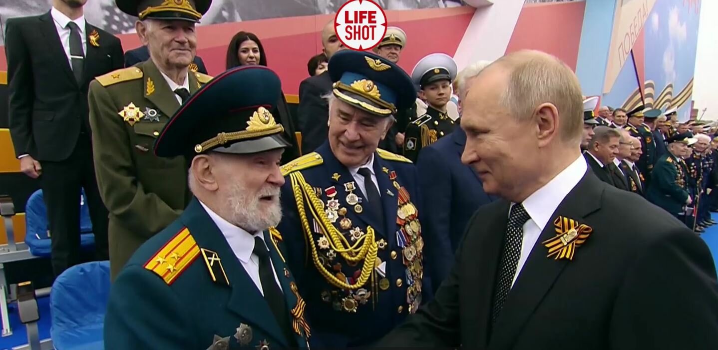 Рукопожатие Путина вызвало слезы у ветерана Великой Отечественной войны: "Восхищен вашей операцией с Крымом!"