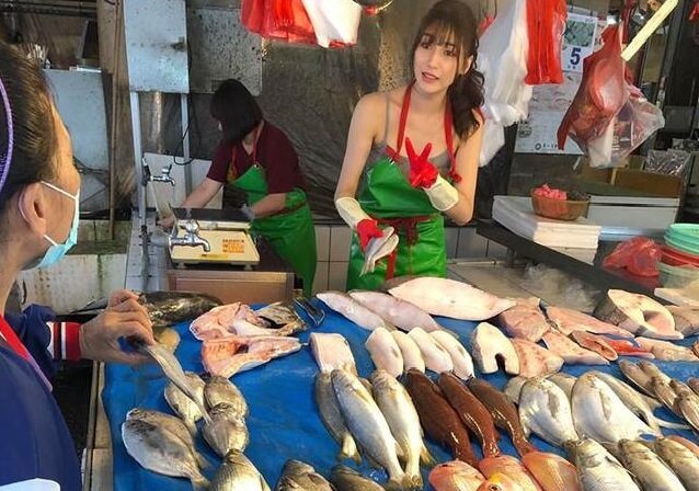 "Помогала маме", - в Тайване местная продавщица рыбы оказалась красивейшей моделью
