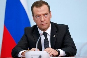 Медведев официально утвердил ограничение продажи непищевой спиртной продукции
