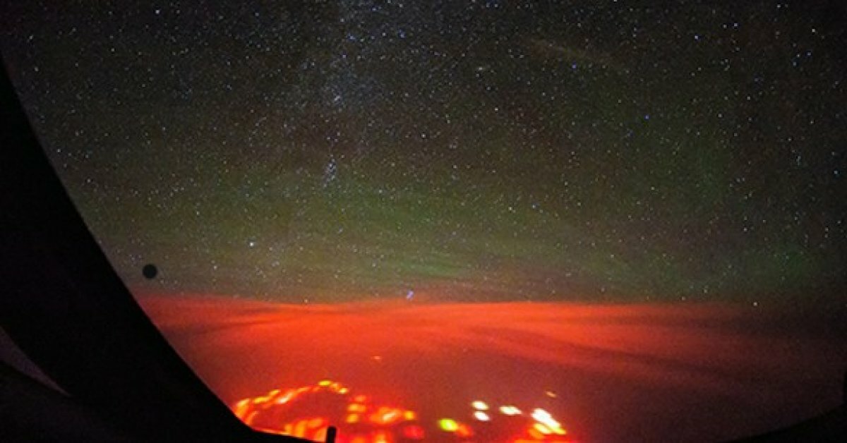Подводная база пришельцев или извержение вулкана? Пилоты Боинга сфотографировали странное свечение в Тихом океане 