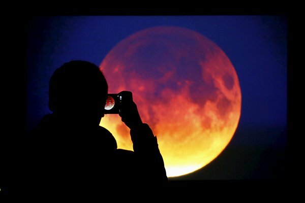 Селфи на фоне, "Кровавая Луна" над домом и телескопы: как россияне наблюдали самое длинное в 21 веке лунное затмение