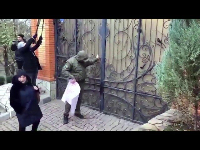 ​Штурм резиденции митрополита УПЦ сторонниками автокефалии на Украине попал на видео