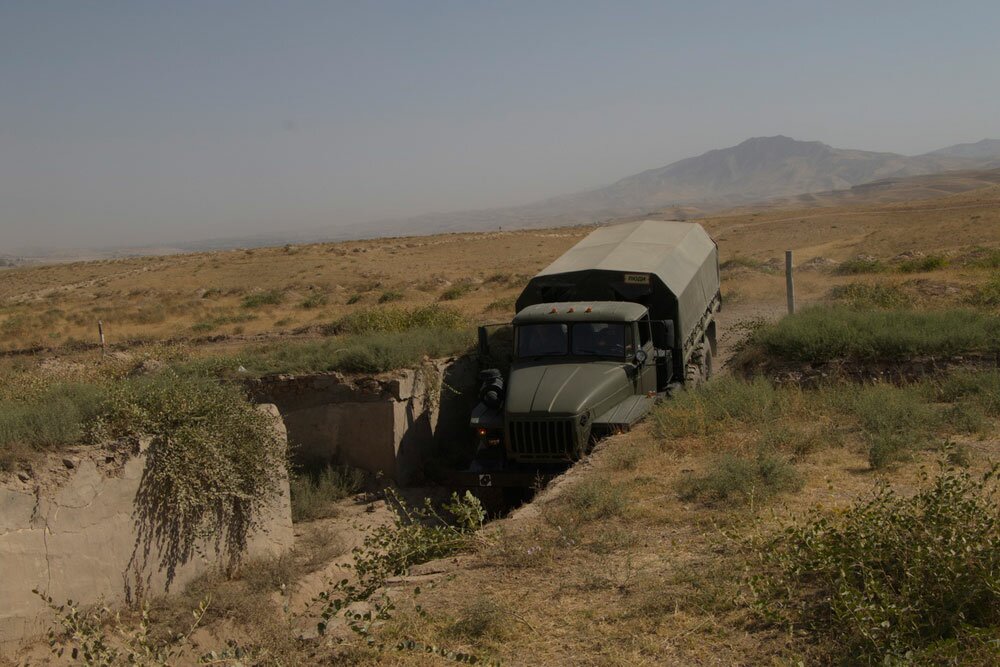 Интернет взорвали кадры экстремального вождения российский военнослужащих в горах Таджикистана 