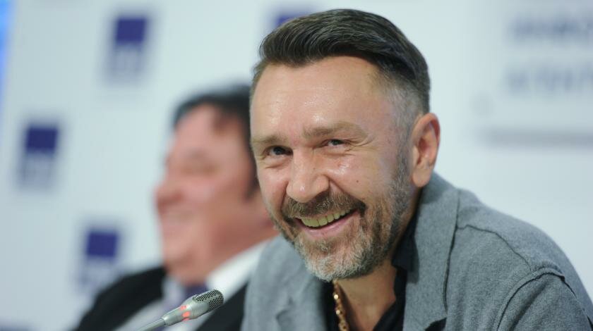 "Первый канал" разрешил одиозному Сергею Шнурову курить во время съемок "Голоса" прямо в кресле