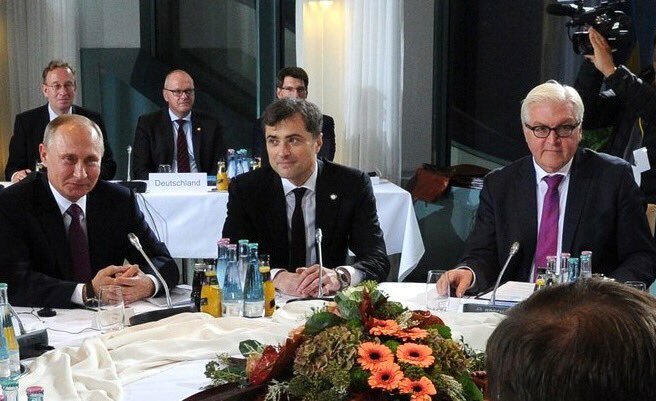Сурков, пребывающий под санкциями ЕС, неожиданно появился рядом с Путиным в Берлине