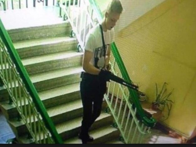 СМИ узнали, что произошло с матерью Рослякова после тайных похорон “керченского стрелка”