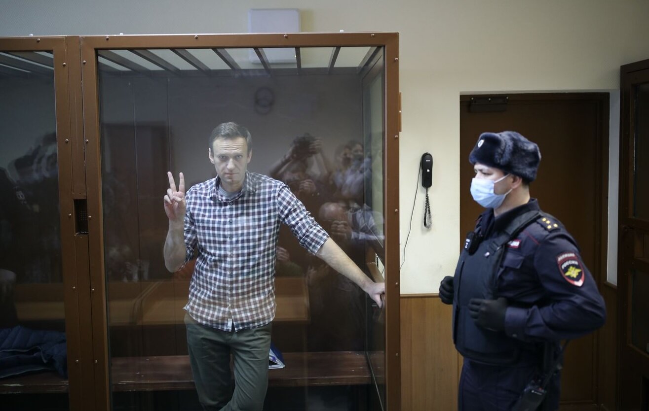 Суд признал законной замену условного срока на реальный для Навального