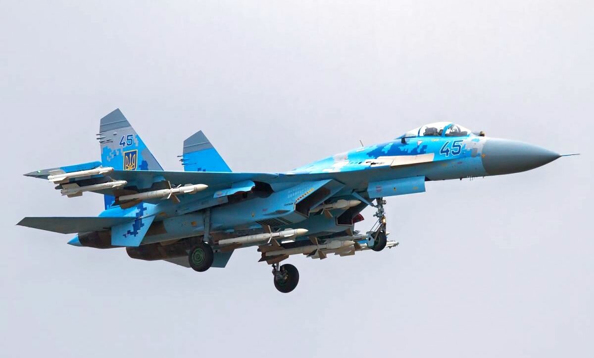 На Украине при заходе на посадку разбился истребитель Су-27: известна судьба пилота