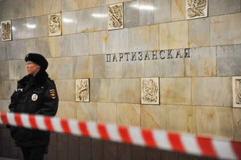 На станции метро "Измайловская" женщину задел поезд, и она упала на рельсы: движение на синей ветке возобновлено – подробности