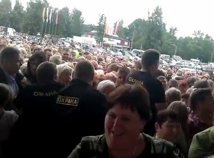 Жители Брянска устроили давку в очереди за дешевой колбасой