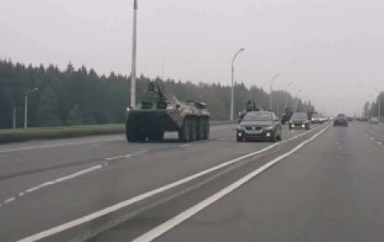 В Минск вновь стягивают военную технику: в городе замечены бронемашины с пулеметами и БТР