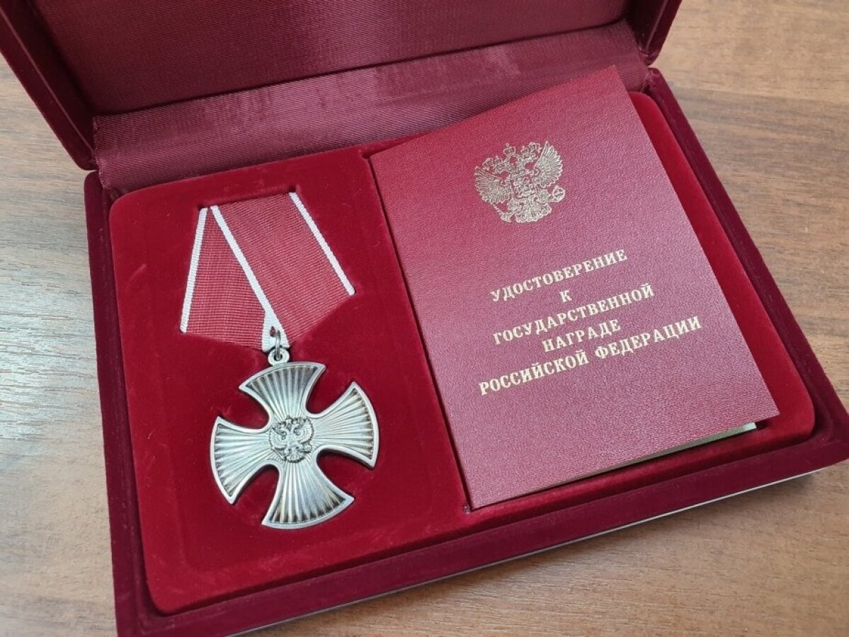 Путин наградил орденами Мужества летчиков сбитого азербайджанцами вертолета "Ми-24" 