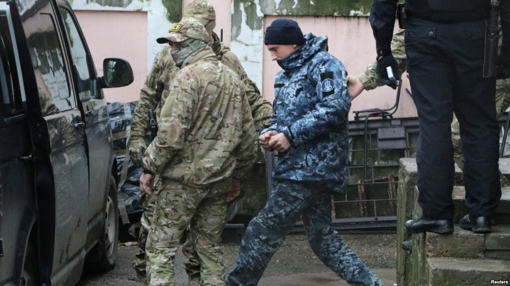 Арестованных украинских морских офицеров вывозят из Крыма: СМИ узнали о судьбе моряков