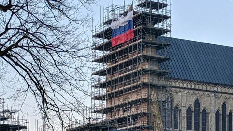 ИноСМИ: российский флаг "надругался" над "выпавшими на долю британцев" после отравления Скрипалей