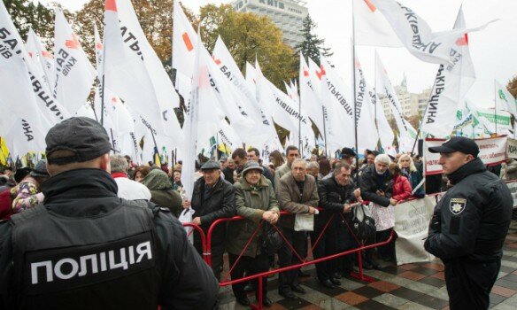 "Петя, жуй": участники акции протеста в Киеве отправили Порошенко оригинальное послание из конфет