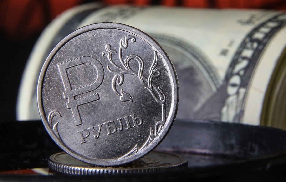 ​Рубль начал терять в цене на фоне снижения стоимости нефти: курс валют на 21 сентября