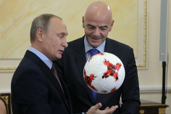Президент ФИФА перешел на русский ради Владимира Путина