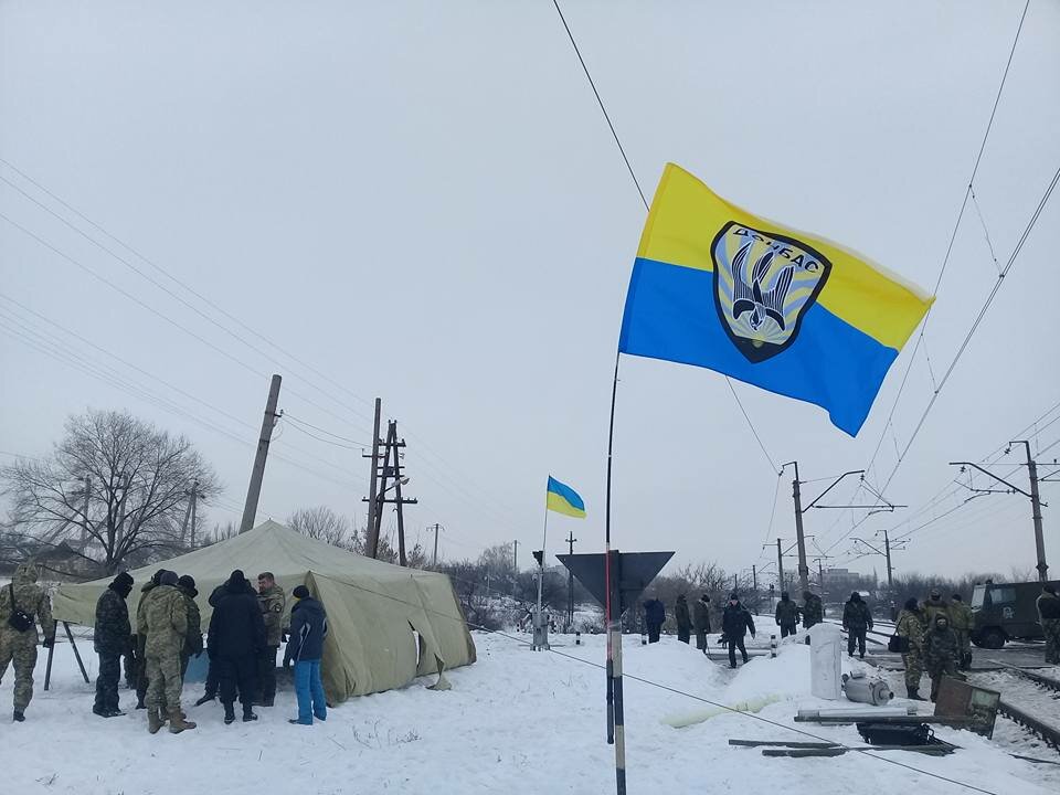 Устроившие блокаду ЛДНР радикалы приступили к выполнению угроз и заблокировали ж/д пути, идущие из Горловки 